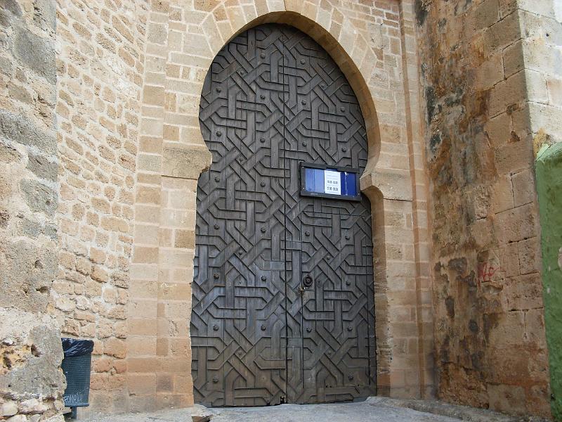 Spanien2010_1 157.jpg - The huge gate of the castle